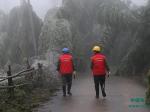 抢修在冻雨中